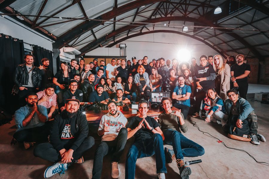 Grupo diverso reunido em comunidade de inovação